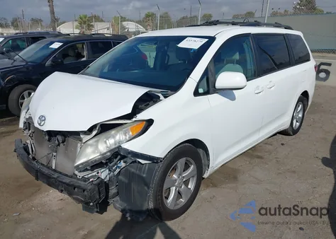 2015 Toyota Sienna Le 8 Passenger z USA, uszkodzony, nr VIN 5TDKK3DC9FS574529